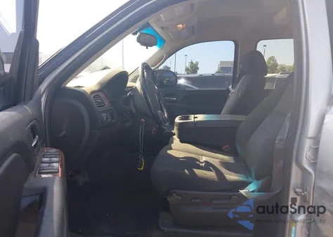 2013 Chevrolet Suburban 1500 Ls z USA, uszkodzony, nr VIN 1GNSCHE02DR279905